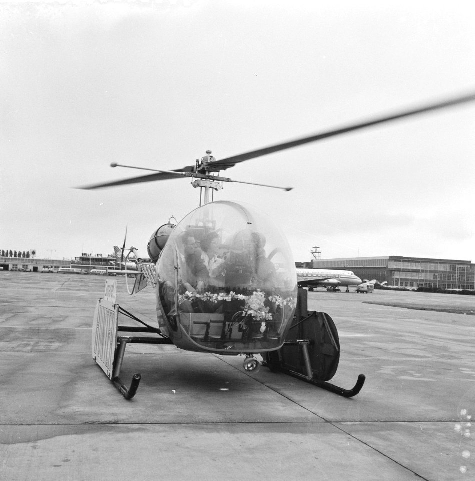 Huwelijksreis per helicopter Helicoptere landt op Schiphol, Bestanddeelnr 912-5440