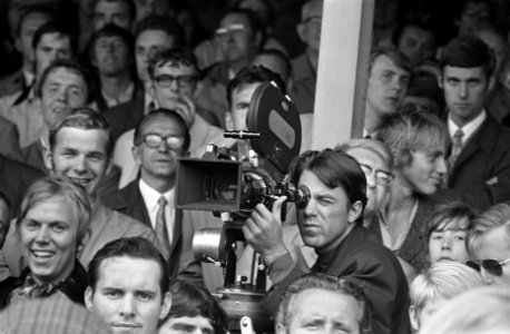 HVC tegen PSV KNVB-beker cameraman Raymond Haverlag van NOS tussen publiek op , Bestanddeelnr 923-7575