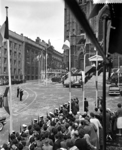 Huwelijksvoltrekking van Prins Albert en Prinses Paola te Brussel, het paar op w, Bestanddeelnr 910-4866