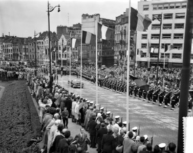 Huwelijksvoltrekking van Prins Albert en Prinses Paola te Brussel, het paar na d, Bestanddeelnr 910-4871