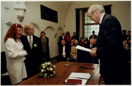 Huwelijksvoltrekking van Louis Ferron en Lilian Blom door burgemeester Pop. NL-HlmNHA 54037287 2