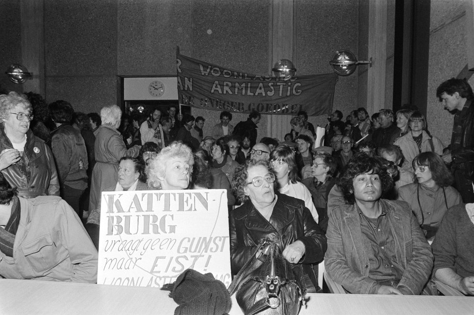 Huuractievoerders protesteren bij kantongerecht tegen het dagvaarden huuractiev, Bestanddeelnr 933-2729