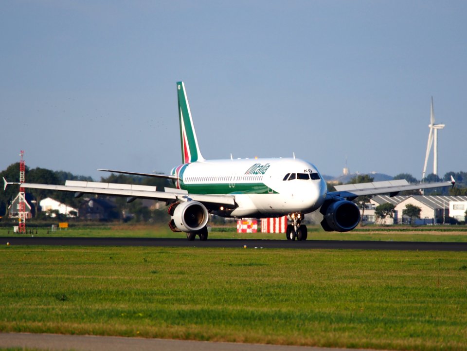 I-BIKO Alitalia Airbus A320-214 - cn 1168 landing pic1