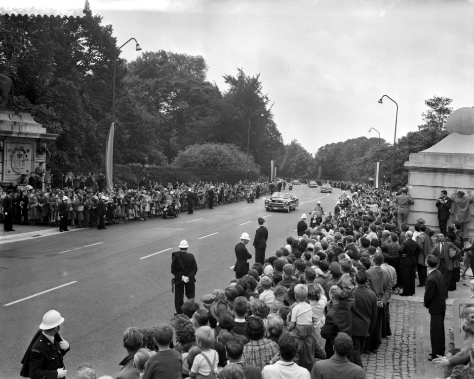Huwelijksvoltrekking van Prins Albert en Prinses Paola te Brussel, het paar na d, Bestanddeelnr 910-4869