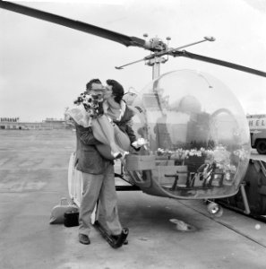 Huwelijksreis per helicopter. Het paar voor de helicopter, Bestanddeelnr 912-5441
