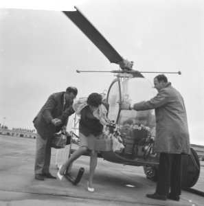 Huwelijksreis per helicopter Mevrouw en Meneer van der Mark, Bestanddeelnr 912-5438