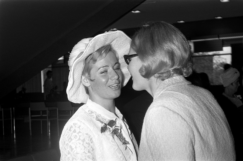 Huwelijk van zwemster Betty Heukels met waterpolospeler Hans Wouda in stadhuis t, Bestanddeelnr 922-9401