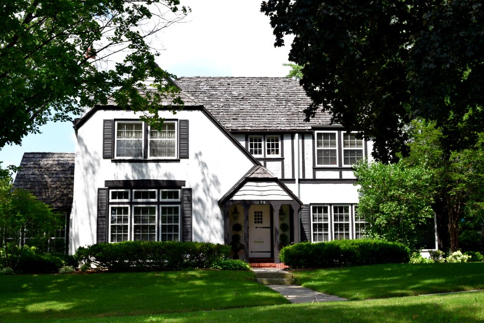 Hutson House, 226 Miramar Drive, Allouez, WI