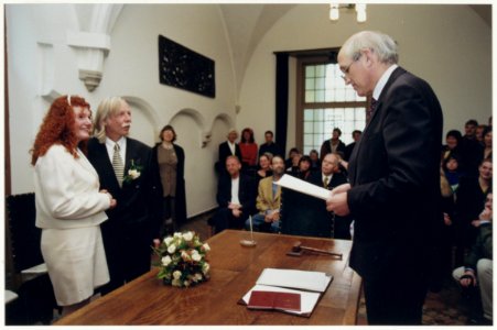 Huwelijksvoltrekking van Louis Ferron en Lilian Blom door burgemeester Pop. NL-HlmNHA 54037287 1