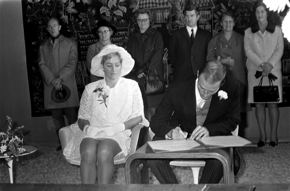 Huwelijk van zwemster Betty Heukels met waterpolospeler Hans Wouda in stadhuis t, Bestanddeelnr 922-9405