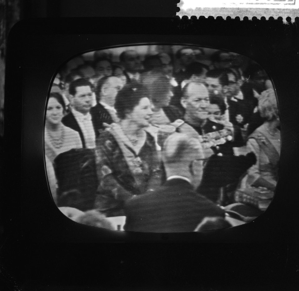 Huwelijksvoltrekking Boudewijn en Fabiola op de televisie koningin Juliana tijde, Bestanddeelnr 911-8803