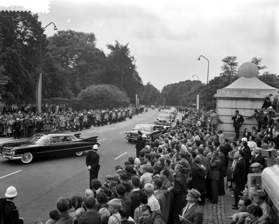 Huwelijksvoltrekking van Prins Albert en Prinses Paola te Brussel, het paar na d, Bestanddeelnr 910-4868