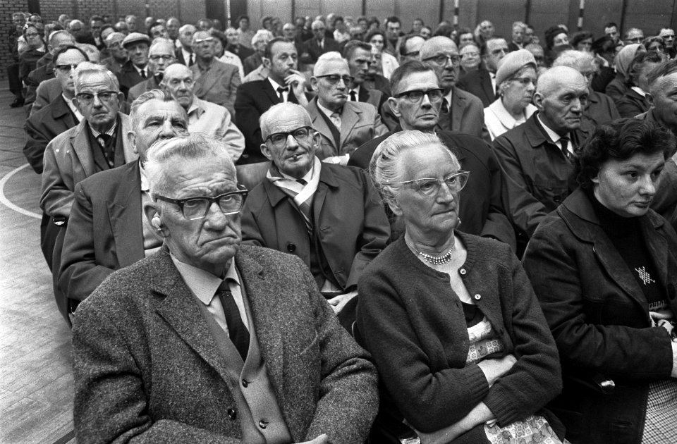 Huurdersverenigingen houden vergadering tegen 4% huurverhoging in Amsterdam-Noor, Bestanddeelnr 921-4157