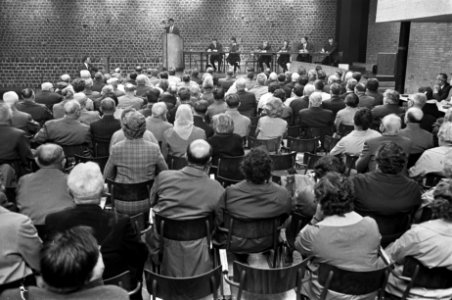 Huurdersverenigingen houden vergadering tegen 4% huurverhoging in Amsterdam-Noor, Bestanddeelnr 921-4156