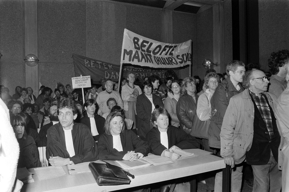 Huuractievoerders protesteren bij kantongerecht tegen het dagvaarden met spando, Bestanddeelnr 933-2728