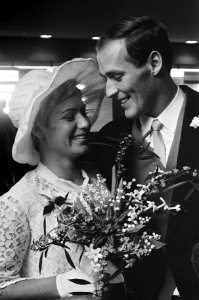 Huwelijk van zwemster Betty Heukels met waterpolospeler Hans Wouda in stadhuis t, Bestanddeelnr 922-9403