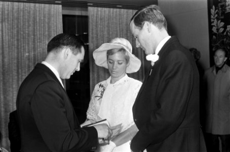 Huwelijk van zwemster Betty Heukels met waterpolospeler Hans Wouda in stadhuis t, Bestanddeelnr 922-9407