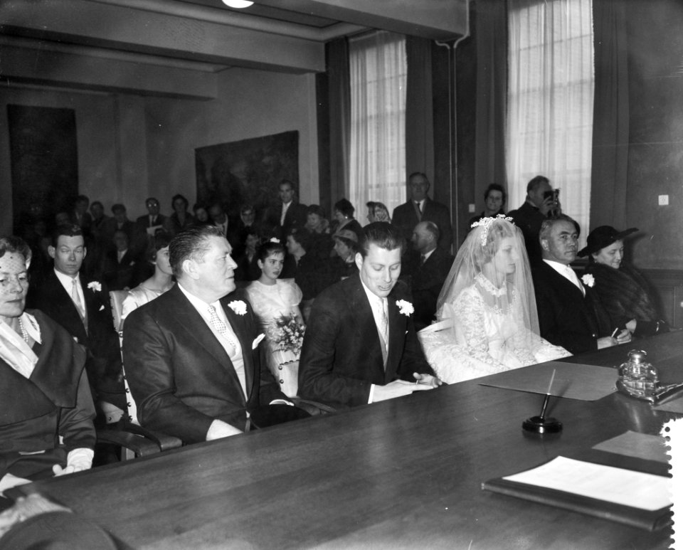 Huwelijk van Maria Sprengers en John Varrick te Nijmegen, links Gene Tuney en he, Bestanddeelnr 910-1404