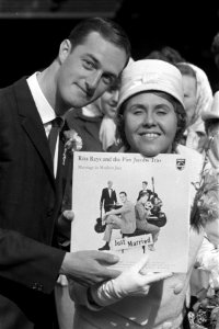 Huwelijk van Pim Jacobs en Rita Reys te Hilversum Pim en Rita met hun laatste l, Bestanddeelnr 911-6356