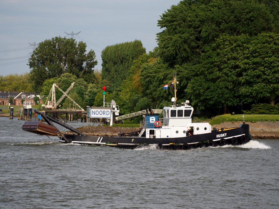 Husky - ENI 02320294 on the Nieuwe Maas river, pic4