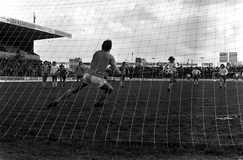 Husers scoort uit een penalty, Bestanddeelnr 927-0398