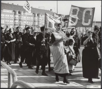 Huwelijken, klederdrachten, optochten, Het Bruidsboeket, Bestanddeelnr 017-1065
