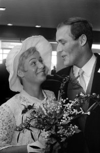 Huwelijk van zwemster Betty Heukels met waterpolospeler Hans Wouda in stadhuis t, Bestanddeelnr 922-9400