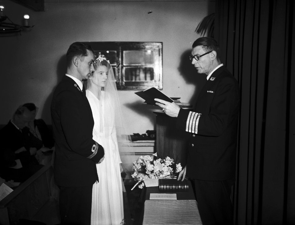 Huwelijk van Luitenant ter zee 2e klasse P.E. Tegelberg en mej. mr. M.J. Doornbo, Bestanddeelnr 902-6236