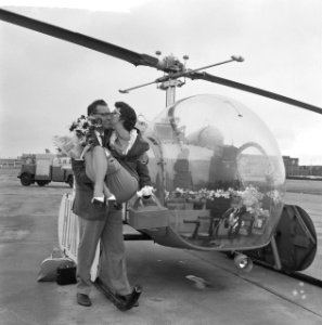 Huwelijksreis per helicopter Mevrouw en Meneer van der Mark, Bestanddeelnr 912-5439