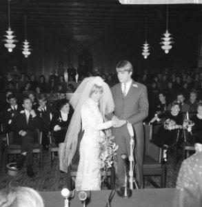 Huwelijk Willeke Alberti en Joop Oonk te Amsterdam, het paar in het stadhuis, Bestanddeelnr 918-6131