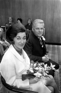 Huwelijk van Marga van Arnhem en Jan Kamlag . Beide werkzaam bij NOS te Hilversu, Bestanddeelnr 922-8814