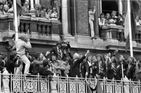 Huldiging op Leidseplein in Amsterdam spelers op balkon, Michels zwaaiend, Bestanddeelnr 927-3150 photo