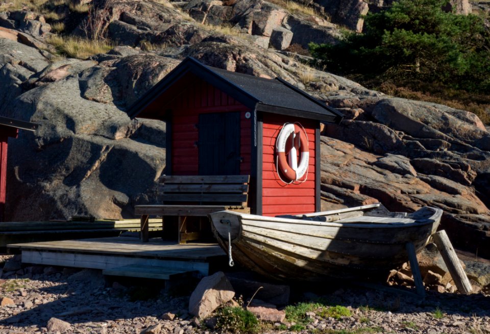 Hut with lifebuoy and skiff at Loddebo