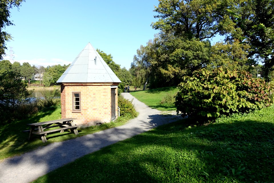 Hut and pathway - Bergianska trädgården - Stockholm, Sweden - DSC00508