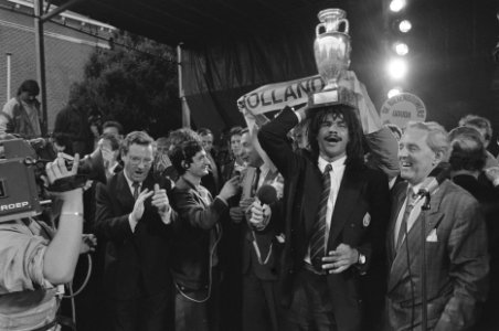 Huldiging Nederlands elftal na Europees kampioenschap 1988 te Munchen in Amsterd, Bestanddeelnr 934-2747