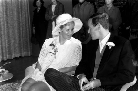 Huwelijk van zwemster Betty Heukels met waterpolospeler Hans Wouda in stadhuis t, Bestanddeelnr 922-9406