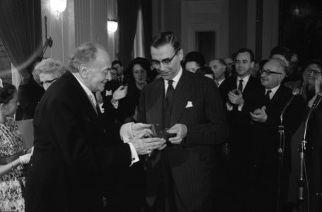Huldiging Paul Huf t.g.v. 70e verjaardag in de Stadsschouwburg te Amsterdam. Bu…, Bestanddeelnr 912-0538