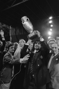 Huldiging Nederlands elftal na Europees kampioenschap 1988 te Munchen in Amsterd, Bestanddeelnr 934-2755