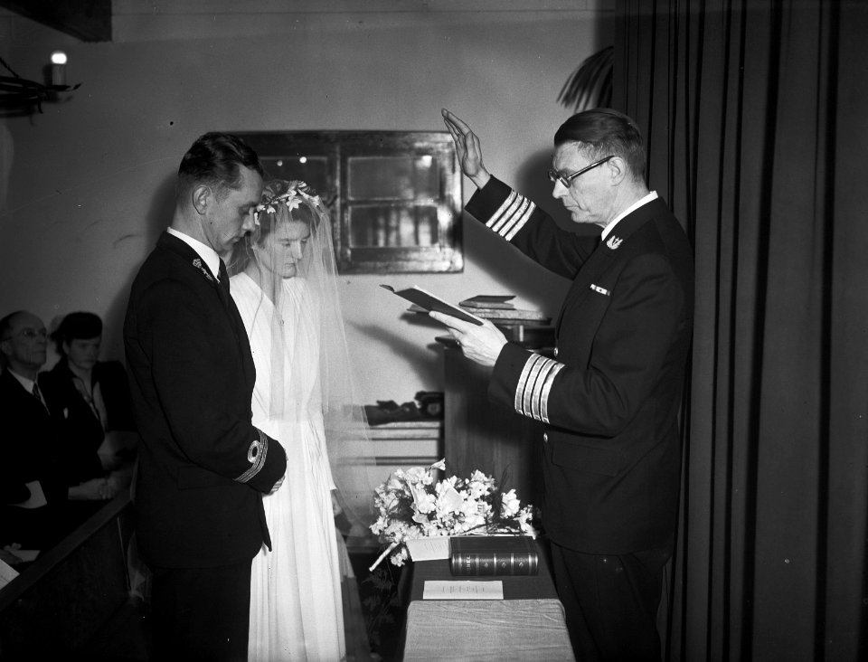 Huwelijk van Luitenant ter zee 2e klasse P.E. Tegelberg en mej. mr. M.J. Doornbo, Bestanddeelnr 902-6235