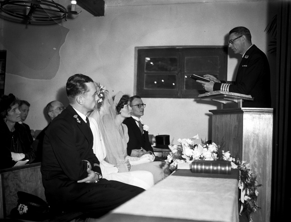 Huwelijk van Luitenant ter zee 2e klasse P.E. Tegelberg en mej. mr. M.J. Doornbo, Bestanddeelnr 902-6238