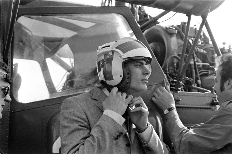 Huldiging Ard Schenk in Anna Paulowna Schenk met vlieghelm op bij helikopter, Bestanddeelnr 925-4483