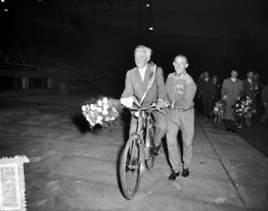 Huldiging oud stayer Cor Blekemolen Olympisch Stadion, Bestanddeelnr 907-9416