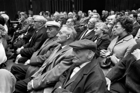 Huurdersverenigingen houden vergadering tegen 4% huurverhoging in Amsterdam-Noor, Bestanddeelnr 921-4158