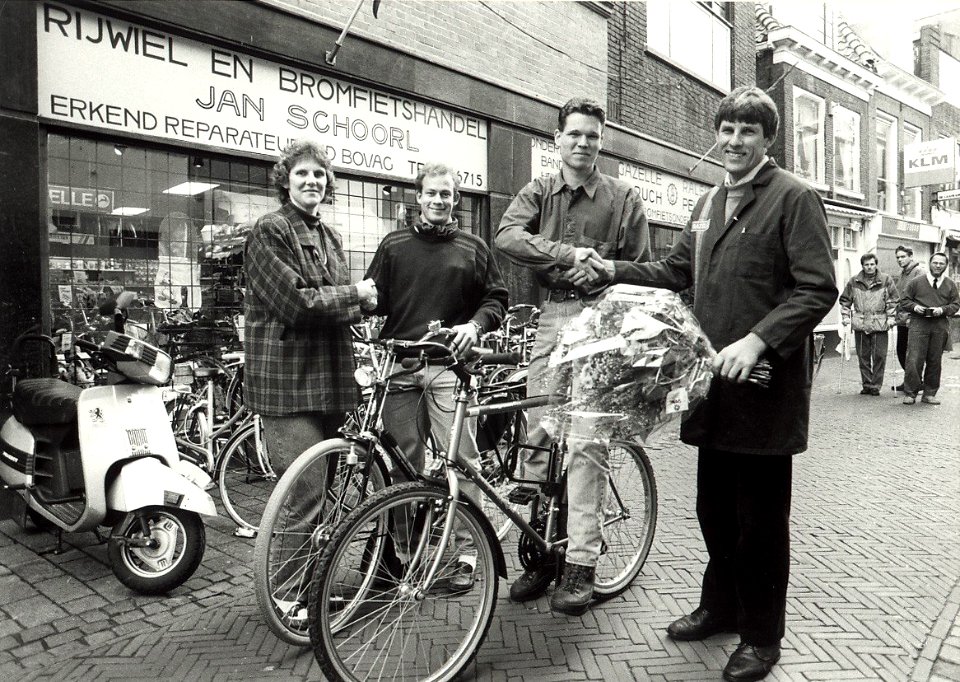 Huybert van de Stadt winnaar van een fietsontwerpwedstrijd. V.l.n.r. Lenneke Schoorl, Harm de Wit, H. van de Stadt, Jan Schoorl. Aangekocht van United Photos de Boer bv. - Negatiefnummer 33604 k 7. - 
