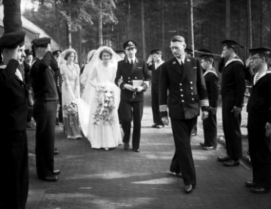 Huwelijk van Luitenant ter zee 2e klasse P.E. Tegelberg en mej. mr. M.J. Doornbo, Bestanddeelnr 902-6226