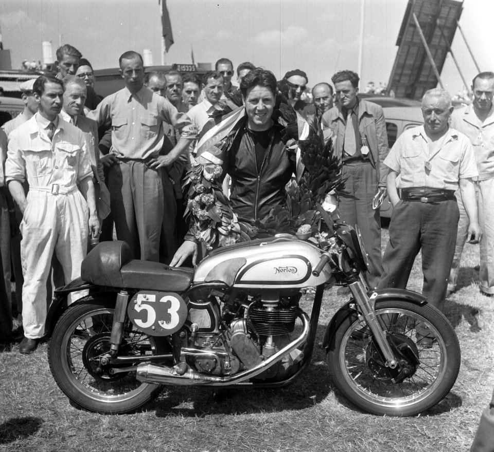 Huldiging Geoff Duke, winnaar 350cc, Bestanddeelnr 905-1931