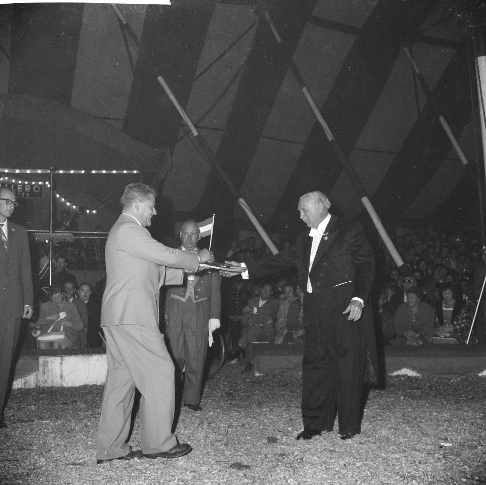 Huldiging hr. William Wilke in circus Boltini., Bestanddeelnr 912-7600