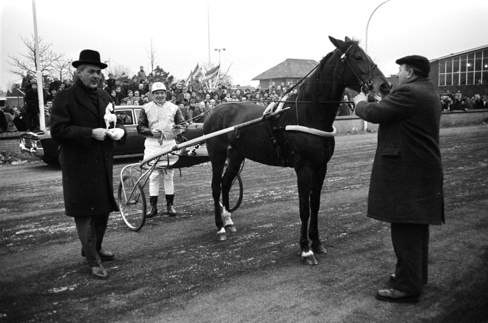 Huldiging paard Henri Buitenzorg . Afscheid van Cherie Spencer , op de sulky J. , Bestanddeelnr 923-1099