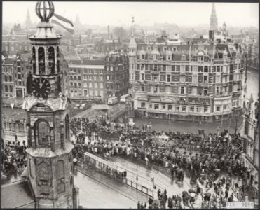 Huwelijken, rijtoeren, panoramas, Muntplein, Bestanddeelnr 018-0184
