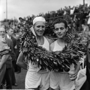 Huldiging marathon. Links de winnaar Varlav Chudomel , rechts Jurgen Wedeki, Bestanddeelnr 915-3546